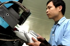 Sản xuất giầy xuất khẩu tại Công ty TNHH hóa dệt Hà Tây (Hà Nội). (Ảnh: Trần Việt/TTXVN).