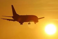 Máy bay Oman Air hạ cánh an toàn xuống sân bay Mumbai. (Nguồn: Reuters)