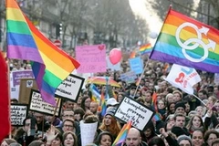 Những người ủng hộ hôn nhân đồng giới biểu tình ở Paris. (Nguồn: AFP)