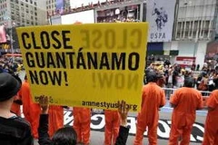 Các nhà hoạt động xã hội Mỹ biểu tình yêu cầu đóng cửa nhà tù Guantanamo. (Nguồn: AFP/TTXVN)