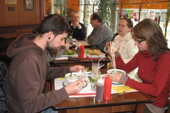 Các thực khách tại Ngôi nhà châu Á ở Geneva. (Ảnh: Thu Trang/Vietnam+)