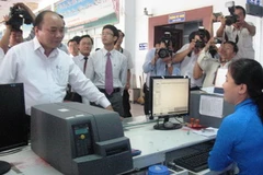 Phó Thủ tướng Nguyễn Xuân Phúc thăm hỏi nhân viên ga Sài Gòn.(Ảnh: Hoàng Tuấn/Vietnam+)