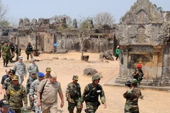 Phái đoàn tùy viên quân sự nước ngoài thăm ngôi đền cổ Preah Vihear. (Ảnh: THX/TTXVN)