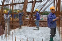 Thi công cầu Bắc Luân 2. (Ảnh: Văn Đức/TTXVN)