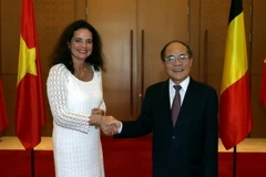 Chủ tịch Quốc hội Nguyễn Sinh Hùng đón Chủ tịch Thượng viện Bỉ Christine Defraigne. (Ảnh: Nhan Sáng/TTXVN)