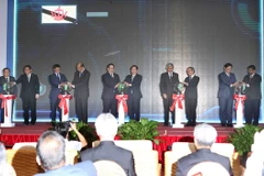 Bộ trưởng các nước ASEAN thực hiện nghi thức ấn nút quả cầu tại Lễ công bố Kế hoạch tổng thể công nghệ thông tin và truyền thông ASEAN 15. (Ảnh: Trần Lê Lâm/TTXVN)