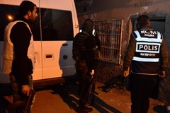 Cảnh sát Thổ Nhĩ Kỳ đột kích bắt giữ 20 kẻ tình nghi tại Adana. (Nguồn: DHA)