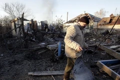  Người dân Ukraine thu dọn đống đổ nát của ngôi nhà bị phá hủy sau vụ cháy nổ kho đạn hôm 30/10. (Nguồn: AFP/TTXVN)