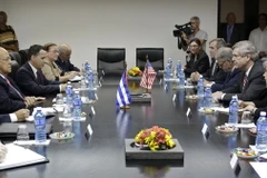 Phó Chủ tịch Hội đồng Bộ trưởng Cuba Ricardo Cabrisas Ruiz (thứ 2, trái) hội đàm với Bộ trưởng Nông nghiệp Mỹ Thomas Vilsack (thứ 2, phải). (Nguồn: AFP/TTXVN)