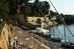 Khách du lịch tại khu nghỉ dưỡng ở thành phố cổ Luxor, Ai Cập. (Nguồn: AFP/TTXVN)