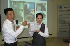 Kỹ sư Lê Trung Hiếu giới thiệu thiết bị Scale Doctor. (Ảnh: Hoàng Hải/Vietnam+)