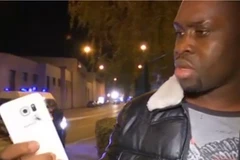 Người đàn ông và chiếc điện thoại đã cứu mạng anh. (Nguồn: Reuters)