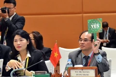 Phó Tổng Kiểm toán Nguyễn Quang Thành (phải) biểu quyết thông qua chương trình nghị sự phiên họp ASEANSAI lần thứ 3. (Ảnh: Xuân Khu/TTXVN)
