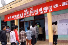 Cử tri ở xã biên giới Mô Rai, huyện Sa Thầy bỏ phiếu Bầu cử Quốc hội khóa XIII. (Ảnh: Trần Lê Lâm/TTXVN)