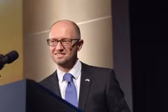 Thủ tướng Ukraine Arseniy Yatsenyuk phát biểu tại một diễn đàn ở thủ đô Washington (Mỹ). (Nguồn: AFP/TTXVN)