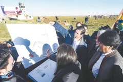 Tổng thống Bolivia Evo Morales kiểm tra khu vực nơi mà trung tâm nghiên cứu hạt nhân sẽ được xây dựng. (Nguồn: la-razon.com)