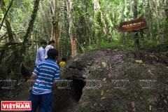 Nhiều bạn trẻ đến tham quan, tìm hiểu những hiện vật, công sự tại Khu di tích Xẻo Quít. (Nguồn: Báo ảnh Việt Nam/Vietnam+)