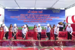 Đại diện lãnh đạo các bộ, ban, ngành Trung ương và địa phương thực hiện nghi lễ động thổ. (Ảnh: Xuân Tiến/TTXVN)