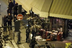 Cảnh sát điều tra tại hiện trường vụ tấn công khủng bố ở nhà hàng trung tâm Paris. (Nguồn: AFP/TTXVN)