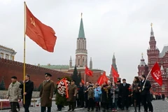 Đông đảo người dân Nga tham gia cuộc tuần hành tới đặt hoa tại Lăng Vladimir Lênin trên Quảng trường Đỏ nhân kỷ niệm 96 năm Cách mạng tháng Mười Nga vĩ đại. (Nguồn: AFP/TTXVN)