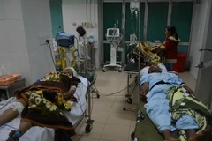 Các nạn nhân đang được cấp cứu tại Bệnh viện Quân y 211. (Ảnh: Hoài Nam/TTXVN)