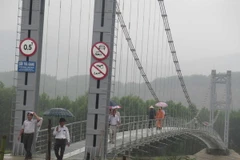 Cầu treo qua các thôn 3, 4, 5 xã Trà Giang, huyện Bắc Trà My, tỉnh Quảng Nam đã được đưa vào sử dụng. (Ảnh: Đoàn Hữu Trung/TTXVN)