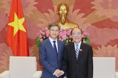 Chủ tịch Quốc hội Nguyễn Sinh Hùng tiếp Đại sứ Lào Thongsavanh Phomvihane. (Ảnh: Nhan Sáng/TTXVN)