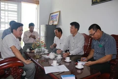 Lãnh đạo thành phố Tam Kỳ (trái) trao đổi với phóng viên vào sáng ngày 11/11. (Ảnh: Nguyễn Sơn/Vietnam+)