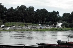 Xác máy bay gặp nạn bên bờ sông Nile, gần sân bay ở Juba. (Nguồn: THX/TTXVN)