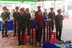 Bị cáo Trần Gia Tùng trước vành móng ngựa chờ tuyên án. (Ảnh: Phạm Thanh Tân/Vietnam+)