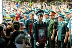 Người dân, đồng đội nghẹn ngào đón Đại tá Trần Quang Khải. (Ảnh: Minh Sơn/Vietnam+)