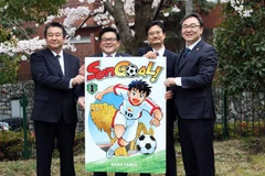 Ông Aoyagi Masayuki (thứ 3 trái sang) và ông Nguyễn Võ Huyền Dương, đại diện Liên đoàn Bóng đá Việt Nam (VFF) tại Nhật Bản, giới thiệu về "Sơn Goal". (Ảnh: Đào Thanh Tùng/TTXVN)