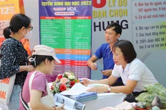 Thí sinh đăng ký nguyện vọng xét tuyển đại học. (Ảnh: Thanh Tùng/TTXVN)