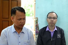 Đối tượng Thêm và Tùng tại cơ quan công an. (Ảnh: TTXVN phát)