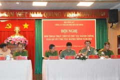 Lãnh đạo Công an TP Hồ Chí Minh và các Phòng nghiệp vụ giải đáp các ý kiến của người dân, doanh nghiệp. (Nguồn: cand.com.vn)