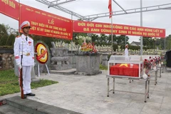 Lễ truy điệu, an táng hài cốt liệt sỹ quân tình nguyện Việt Nam hy sinh tại Lào tại Nghĩa trang quốc gia Tông Khao. (Ảnh: Xuân Tiến/TTXVN)