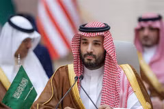 Thái tử Saudi Arabia Mohammed bin Salman (phía trước) tại một hội nghị ở thành phố Jeddah, ngày 16/7/2022. (Ảnh: AFP/TTXVN)