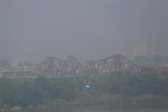 Nhiều khu vực tại Hà Nội chìm trong làn sương mù dày đặc. (Ảnh: Tuấn Đức/TTXVN)