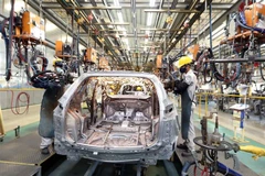 Dây chuyền lắp ráp ôtô du lịch tại nhà máy của Công ty Cổ phần Ôtô Trường Hải (Thaco) trong Khu kinh tế mở Chu Lai, huyện Núi Thành, tỉnh Quảng Nam. (Ảnh: TTXVN)