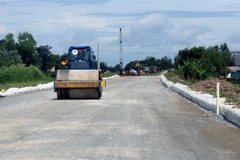 Công trình đường ven biển Rạch Giá-Hòn Đất trên địa bàn huyện Hòn Đất (Kiên Giang) đang giai đoạn thi công. (Ảnh: Lê Huy Hải/TTXVN)