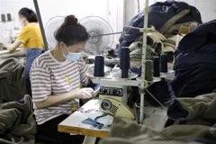Sản xuất hàng may mặc xuất khẩu sang Hàn Quốc tại Công ty TNHH May mặc Hồng Quang. (Ảnh: Trần Việt/TTXVN)