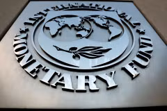 Logo của Quỹ Tiền tệ Quốc tế (IMF) bên ngoài tòa nhà trụ sở chính ở Washington, Mỹ. (Nguồn: Reuters)