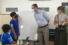 Ông Macro Merten, đại diện Lãnh sự quán Cộng hòa Liên bang Đức tại Thành phố Hồ Chí Minh thăm hỏi trẻ em có hoàn cảnh khó khăn, lang thang, cơ nhỡ ở Cơ sở Bảo trợ xã hội Tre Xanh. (Ảnh: Thanh Vũ/TTXVN)