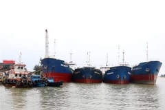 Tàu hàng có tải trọng lớn cập cảng Cửa Việt, Quảng Trị, để lấy hàng hóa. (Ảnh: Nguyên Lý/TTXVN)