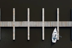 Kể từ ngày 1/9, ôtô hạng sang và máy bay cá nhân có giá bán trên 100.000 USD và tàu thuyền cá nhân có giá trên 250.000 USD sẽ bị đánh thuế từ 10 đến 20%. (Nguồn: The Canadian Press))