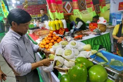 Du khách tham quan và mua sắm tại các gian hàng. (Ảnh: Tuấn Đức/TTXVN)