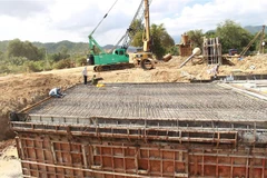 Công trường thi công dự án cao tốc Bắc-Nam dự án thành phần Nha Trang-Cam Lâm đoạn đi qua thành phố Cam Ranh, tỉnh Khánh Hòa. (Ảnh: Phan Sáu/TTXVN)