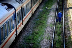 Nhân viên Ga Hà Nội kiểm tra và tra dầu mỡ khu vực đường ray. (Ảnh: Thành Đạt/TTXVN)