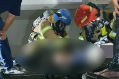 Các nhân viên cứu hỏa giải cứu một công nhân bị ngã trong khi làm vệ sinh tại một nhà máy lọc nước ở Daegu, Đông Nam Hàn Quốc ngày 20/7. (Nguồn: Yonhap)