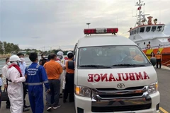  Đưa các thủy thủ về Bệnh viện Lê Lợi (thành phố Vũng Tàu) để thăm khám, chăm sóc y tế. (Ảnh: Đoàn Mạnh Dương/TTXVN)
